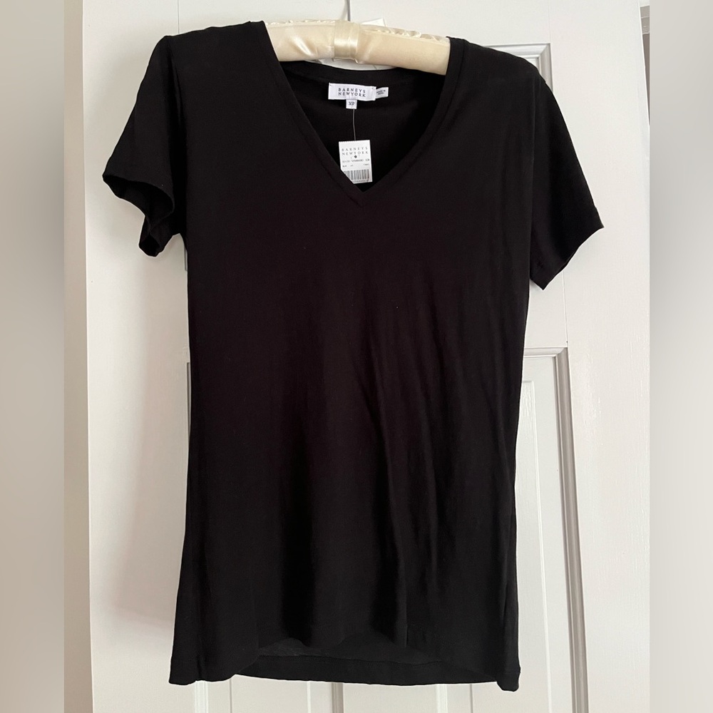 Barney’s New York, 100% puma soft cotton black V-neck!  NWT!  ❤️